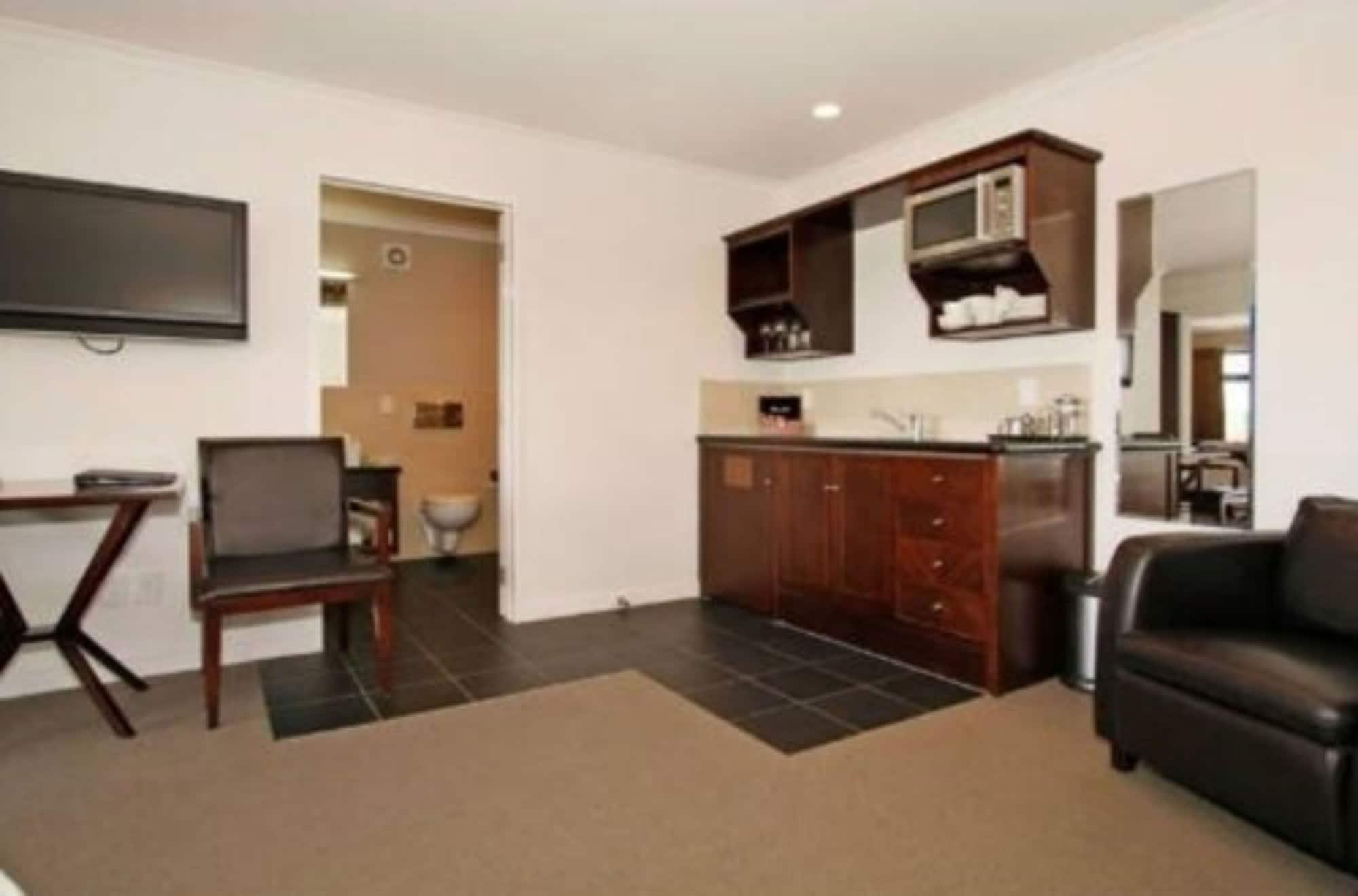Aotea Motor Lodge Whanganui Exterior foto A typical studio apartment