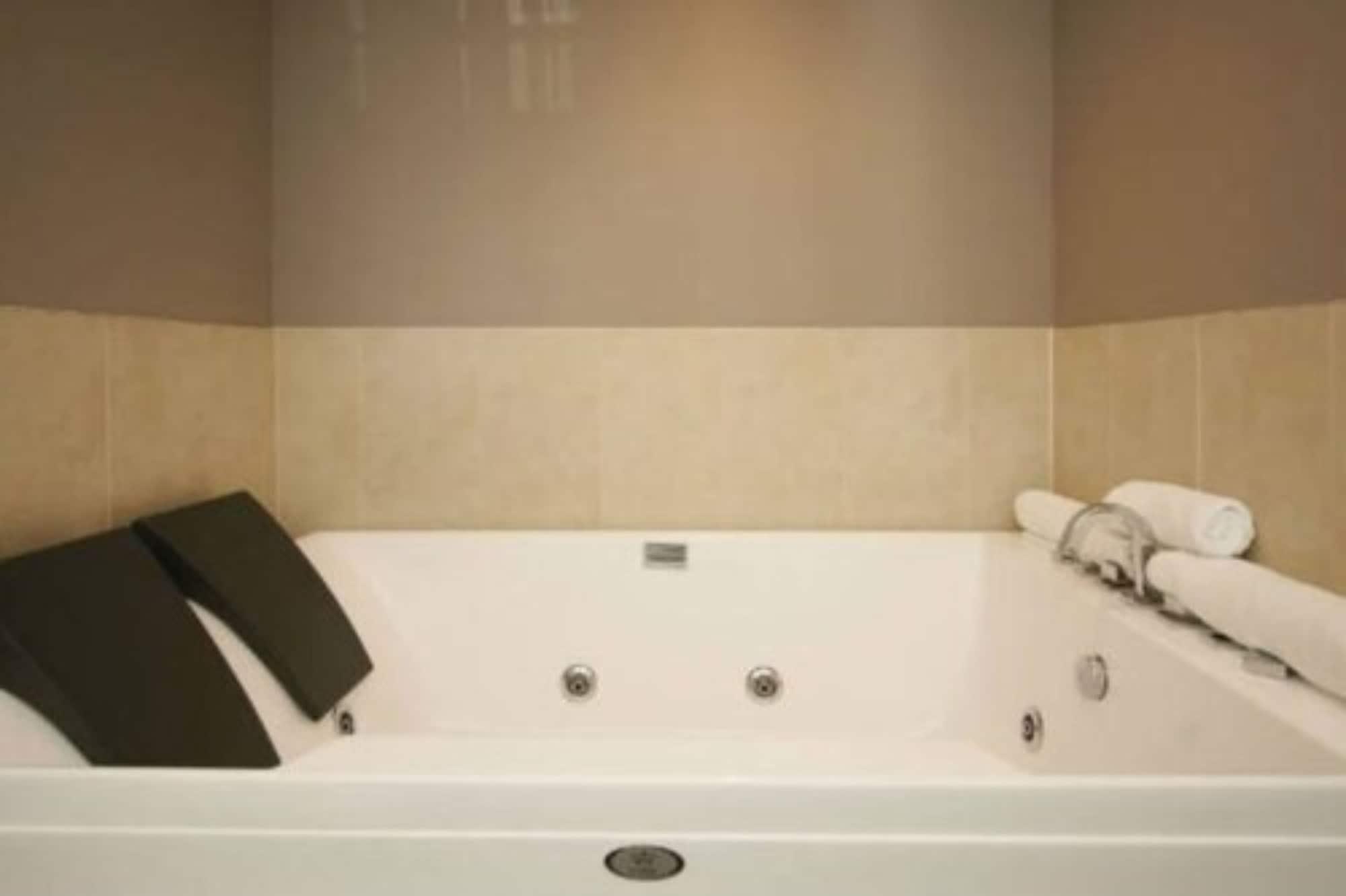 Aotea Motor Lodge Whanganui Exterior foto A whirlpool bathtub