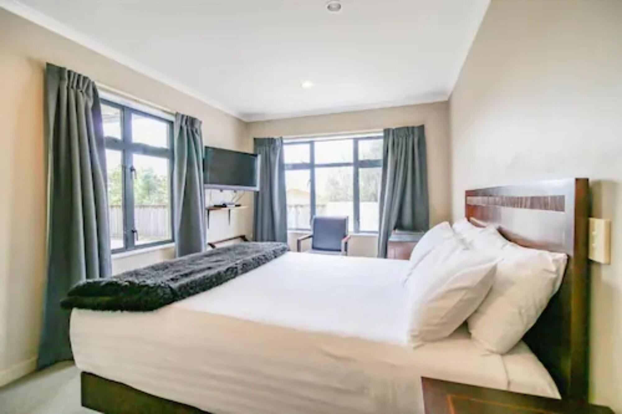 Aotea Motor Lodge Whanganui Exterior foto A bedroom at the hotel