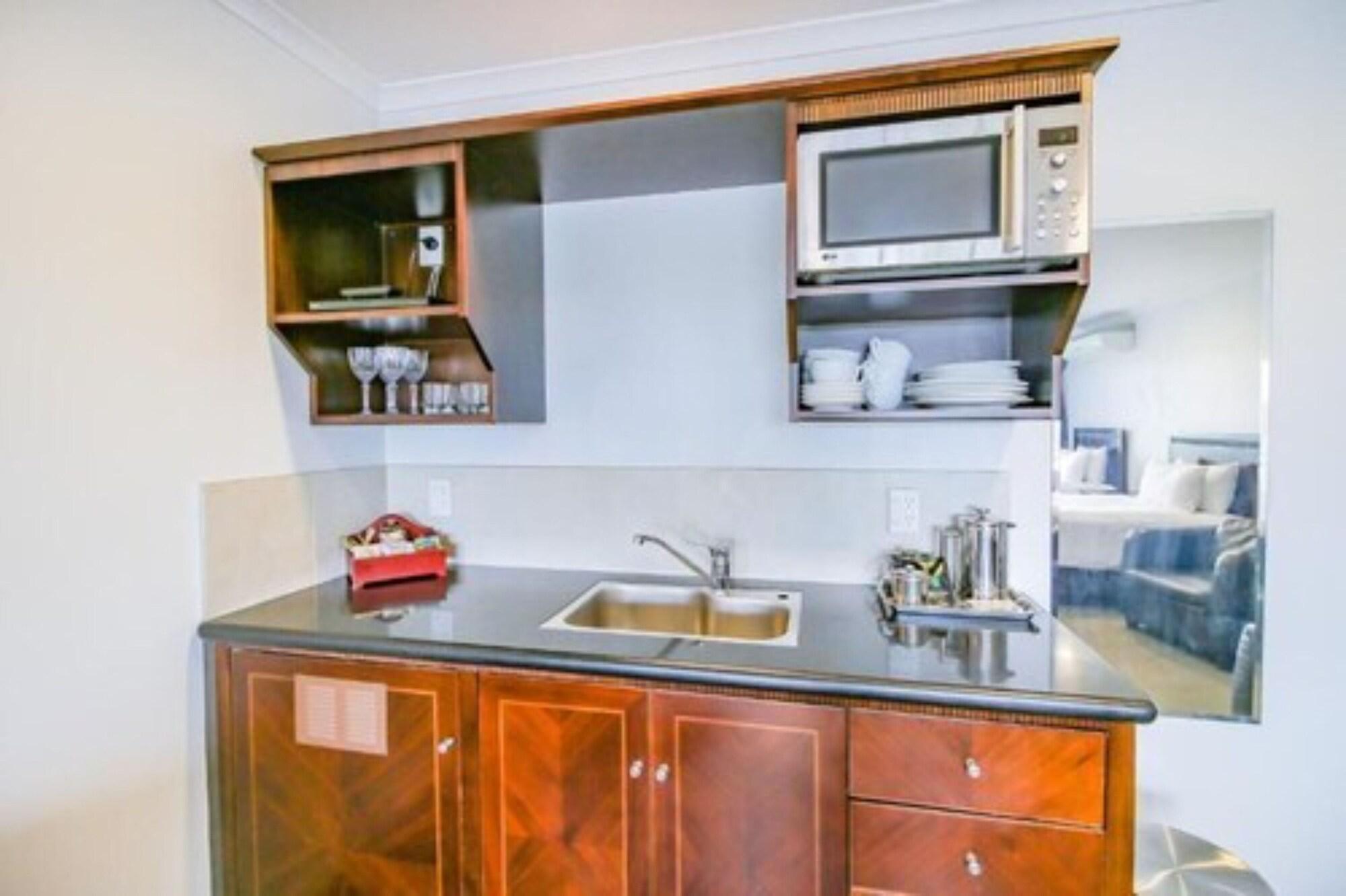 Aotea Motor Lodge Whanganui Exterior foto A kitchenette in a hotel room